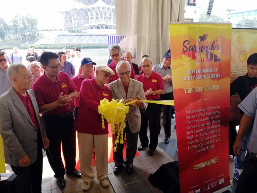 砂州元首敦敦泰益玛目（左三）为&ldquo;砂拉越的骄傲&ldquo;短篇团结故事集展览主持剪彩开幕礼，右三；为助理部长拿督朱莱希。