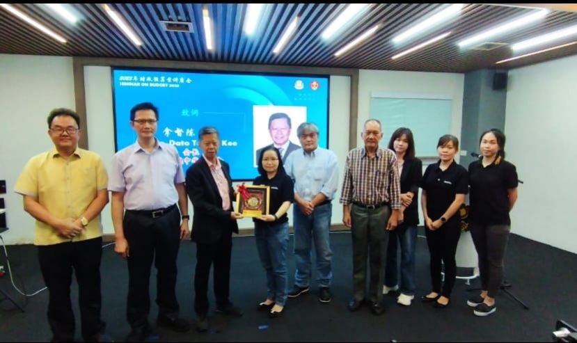 砂中总会长拿督陈日枝（左3）赠送纪念品予德勤税务总监蔡淑萍（右5）时摄，右起为德勤间接税兼企业所得税高级经理蒋贞洁、德勤商业流程解决方案服务见移民服务高级经理陈培燕、企业所得税高级经理刘瑞仪、古晋中总副会长高伟宁及德勤税务总监菲利林；左起为砂中总数字经济组主任田松茂及砂中总税务组主任何修华。