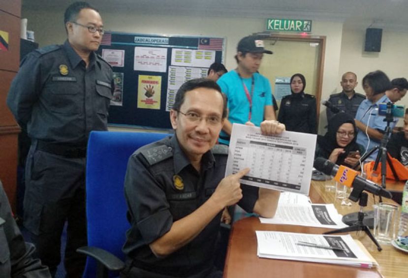 贸消部全国执法组总监拿督依斯干达向媒体展示数据。