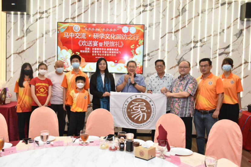 古晋象棋公会会长甲必丹拿督刘思乐（右三）授旗给主席余欣如（右六），右二为永久名誉主席吴俚葙。