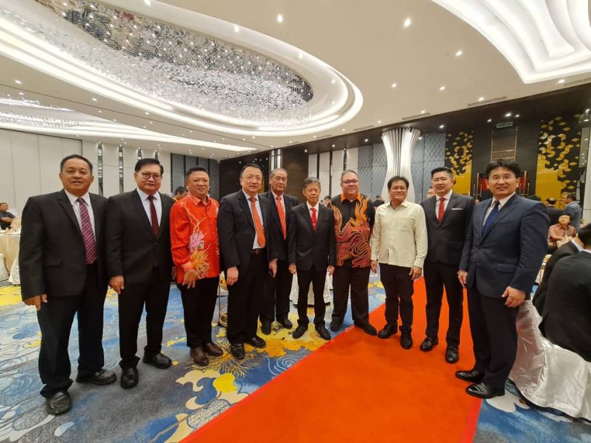 来宾们在会场上合影。右三起方文祥太平局绅、古晋中华总商会署理会长拿督黄国辉、会长拿督陈日枝。左四为该会秘书长拿督蔡文铎等。