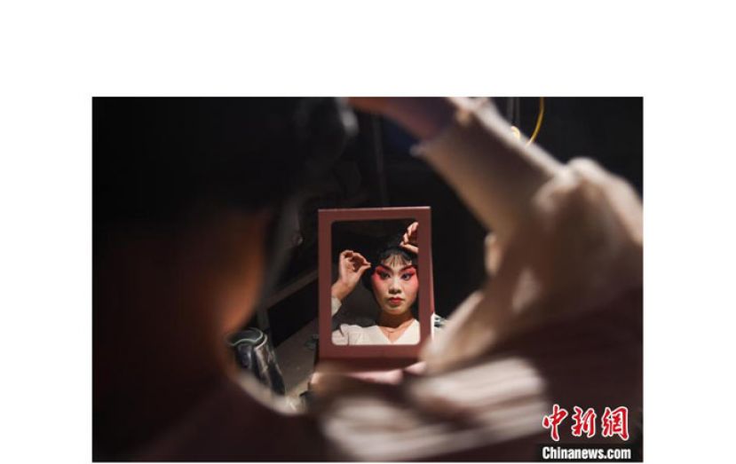 乡村是基层剧团演出的&ldquo;主场&rdquo;。图为新绛县蒲剧团演员演出前化妆。