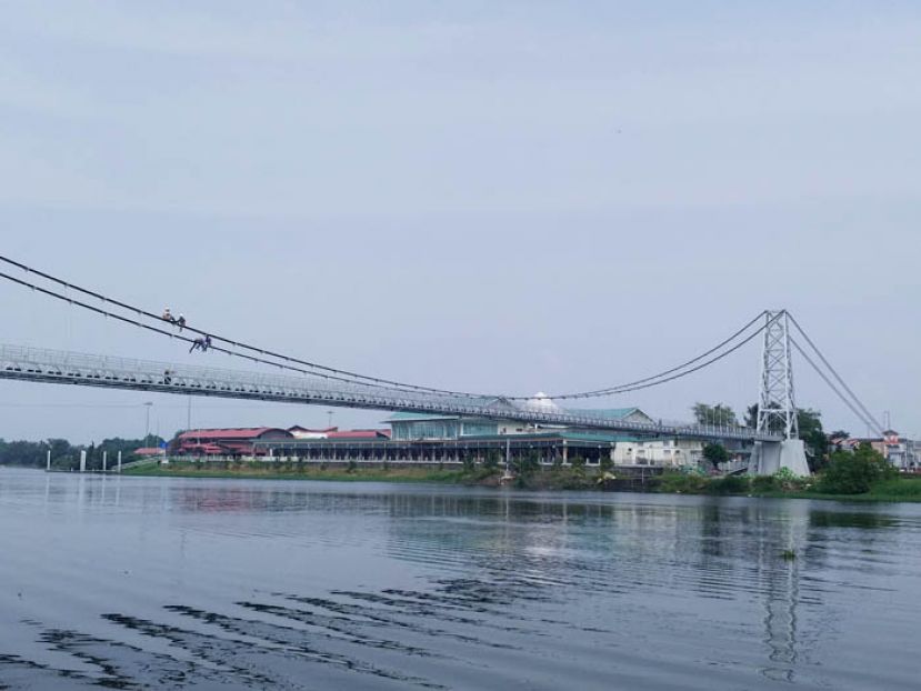 即将竣工的砂督吊桥。