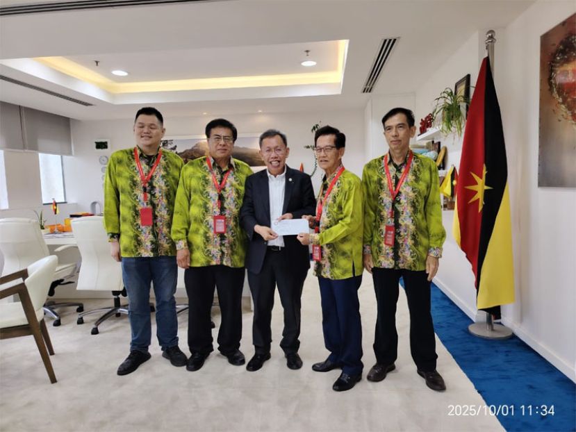 古晋启蒙文化社社长兼中秋歌唱赛晚宴筹委会主席本固鲁陈兴枝（右二）带领部分筹委会成员礼貌拜会砂拉越副总理兼公共卫生、地方政府及房屋部长拿督阿玛沈桂贤医生（中）和呈交担任晚宴主宾邀请函。右一和左二是同属筹款组、场地布置组及票务组的曾昫菖和甲必丹郑德平，以及竞赛陈永林。（左一）