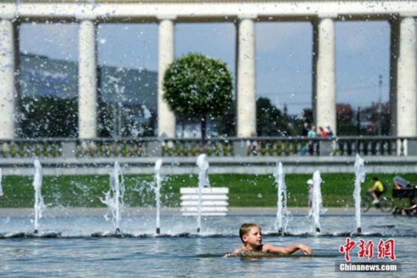 当地时间6月27日，莫斯科的Muzeon公园，民众在喷泉里玩水降温，近日莫斯科遭遇高温天气。据悉，俄罗斯西伯利亚今年的最高气温已经达到了38摄氏度，创下了有气象观测记录以来的新高。