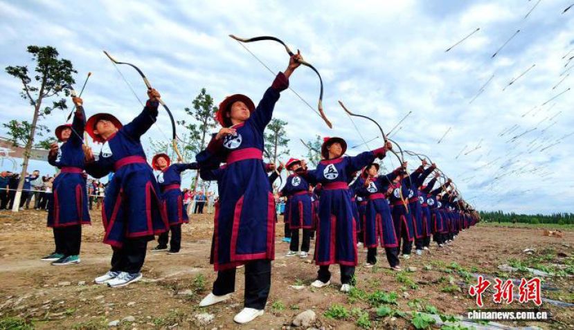 察布查尔县260名射手整齐排队齐发响箭。