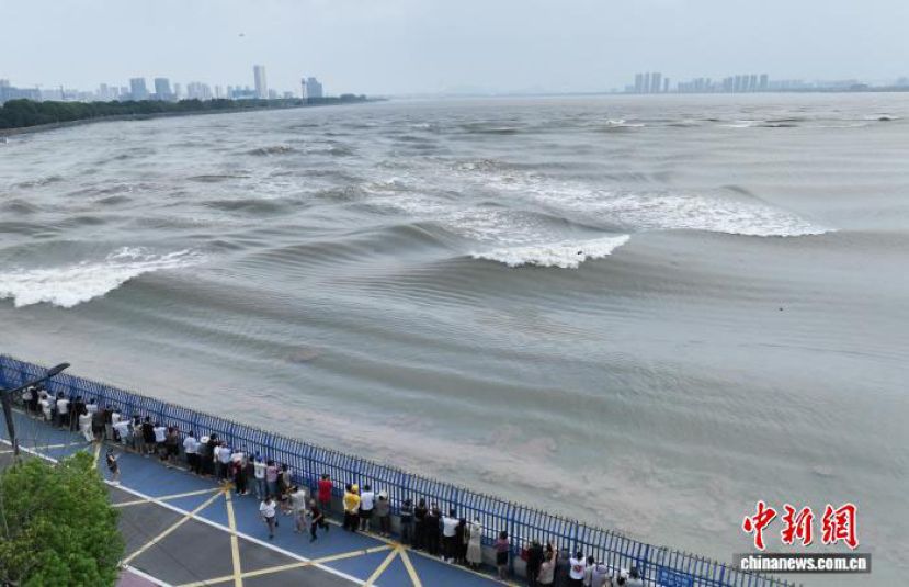 钱塘江大潮吸引民众观赏。