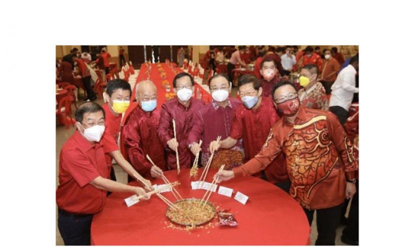 陈友信（左4）与一众嘉宾进行捞生。左起为陈国伟、颜登逸、林玉唐、欧阳玉靖、黄汉良及刘华才。