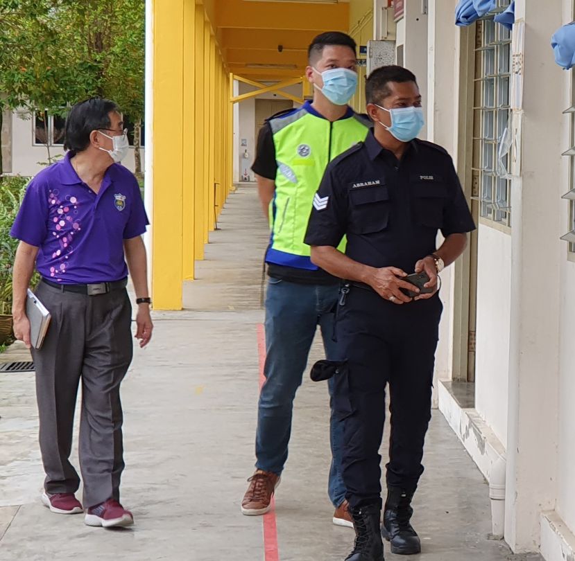 古晋警察局警监PPS Pegawai Perhubunggan Sekolah Insp. Lai Hwa Yen及专员Encik ABRAHAM，亲临一中视察。