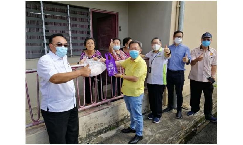 砂地方政府与房屋部长沈桂贤（右四）派送月饼及富贵鱼予万福路平民房居民，右起为甲必丹田汉河、南市市议员黄联欢、南市市长拿督黄鸿圣及古晋南市副市长赫尔米（左一）。