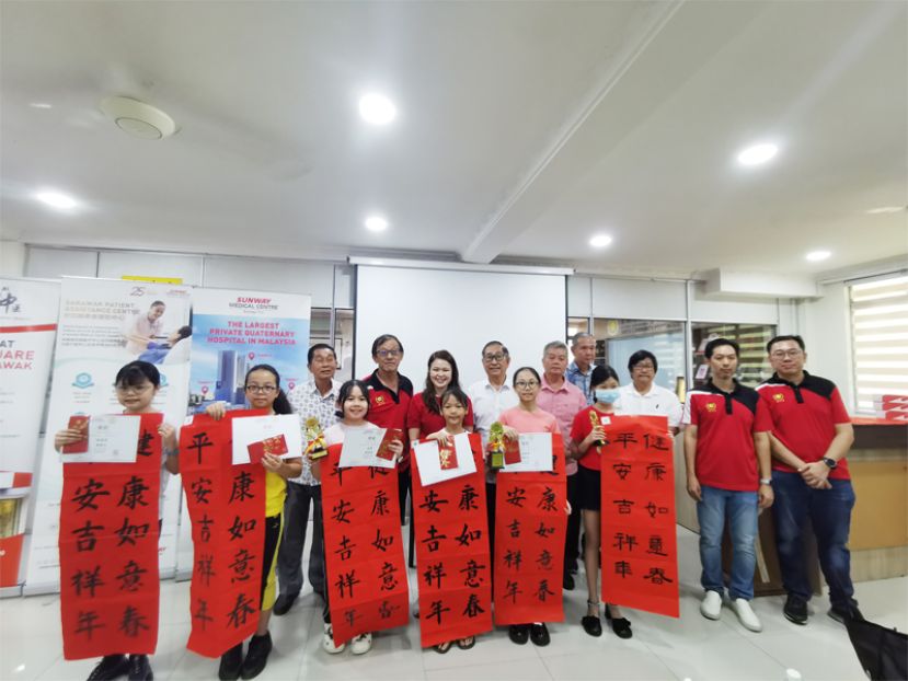 A组得奖者的领取奖项后与主办方合影。