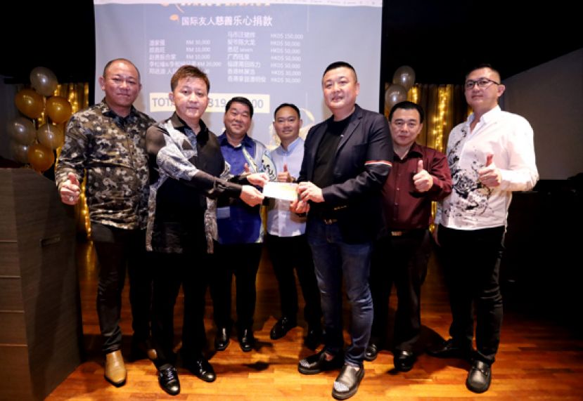 寿星翁潘家強（右3）移交捐款予马来西亚善心组织创会会长拿督斯里王荣桐（左2）时影。左1;为善心组织会长拿督斯里王英顺、左3为永久名誉顾问拿督黄益隆博士、左4为永久名誉顾问拿督葉鏑健 ; 右1为善心组织秘书长萧志刚、右2总财政郭金龙。