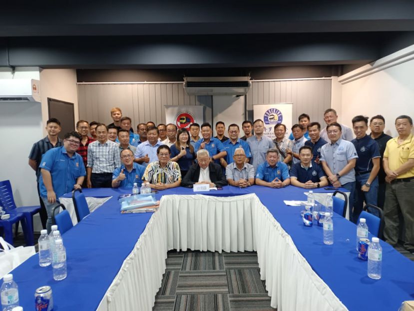 马来西亚罗厘同业总会理事合影，坐者右三为担任副会长的庄永隆。