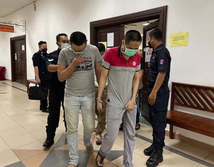 贩运17名印尼男女到诗巫和民都鲁的4名男子，准备离开法庭时摄。