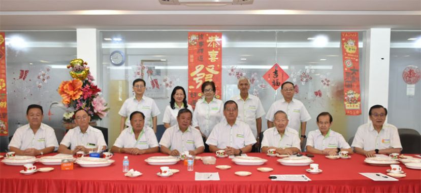 左起为砂拉越云南善堂财政甲必丹刘天金、副主席郭兴开、副主席郑瑞福、副主席刘顺荣、主席郑文新、副主席钟名宝、秘书长张南华及副国英文书郑文发；站者左起为教育李福光、副秘书长赖小冰、医药陈桂叶、中文书张寿国及副财政林瑞钊。