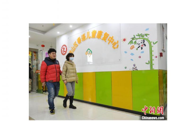 在合肥市蜀山区春语儿童康复中心，盲人歌手岳雷在同事的带领下走进自闭症儿童的教室准备授课。