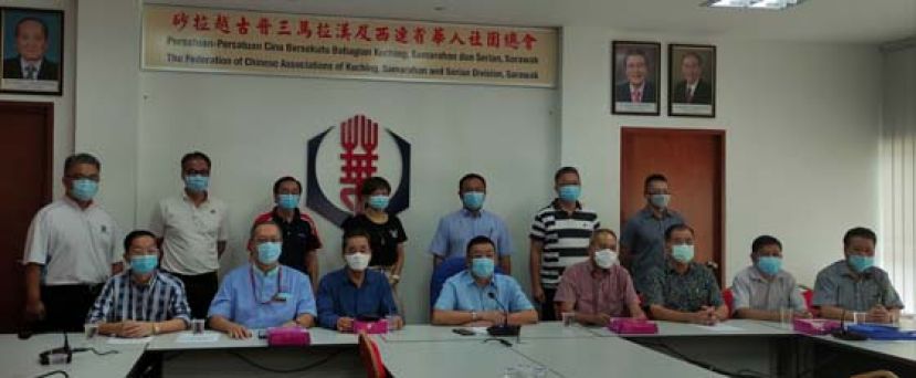 晋汉连省华总会长黄良杰（前排左四）召开&ldquo;如何申请成为公务员&rdquo;讲座新闻发布会后合照。前排左起为晋汉连 省华总副会长李益石、副会长郭应茂、执行顾问黄张金发及黄良杰，前排右起为文教组主任沈象文、副会长刘贵梦、副会长郑文新及副会长高伟宁，后排左起为古晋四 中校长官晨阳、古晋三中校长李志鹏、古晋一中校长叶宗元、晋汉连省华总会妇女组主任张慧娇、副秘书长兼讲座会筹委会主席甲必丹陈国璋、时势组主任甲必丹陈贻贤及会务组 副主任温德新。