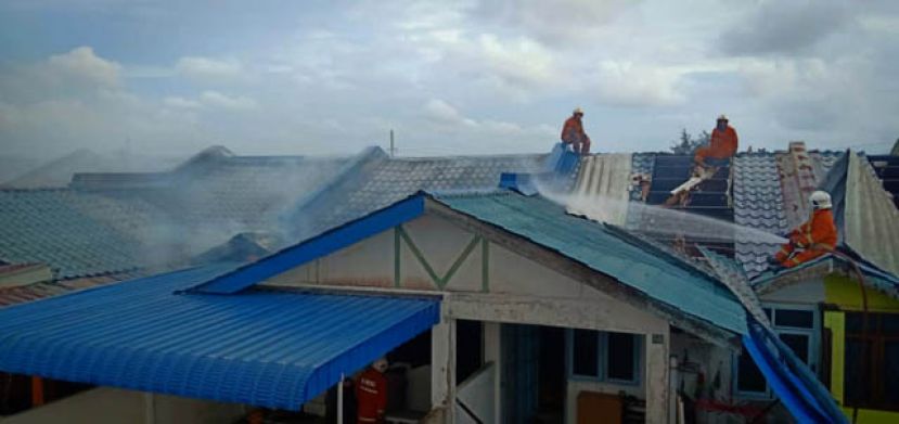 消拯人员爬上屋顶撬开锌片，向屋内注水切断火路。