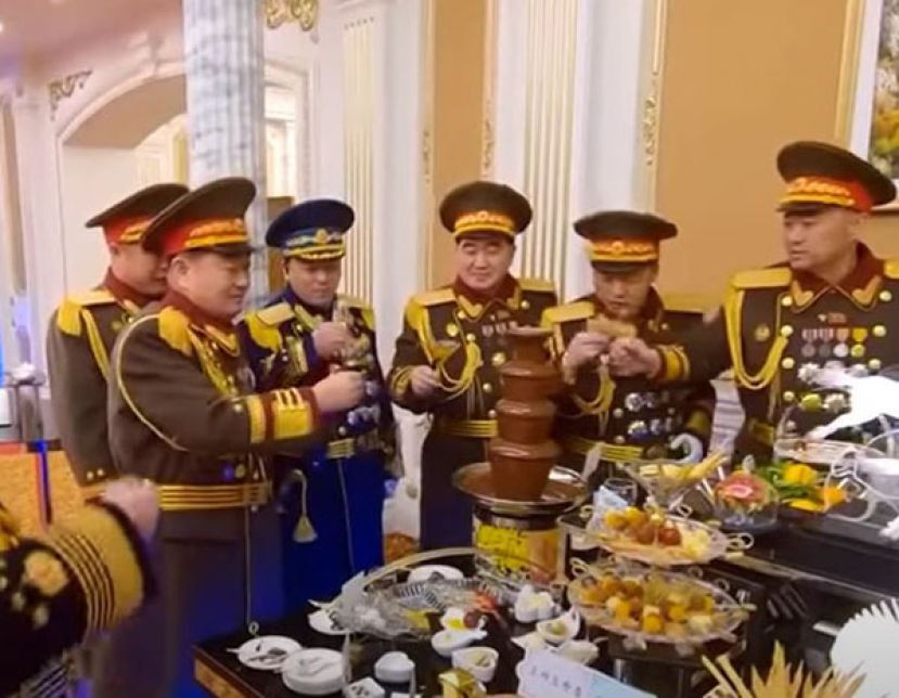 金正恩和下属在酒会享受高级点心。