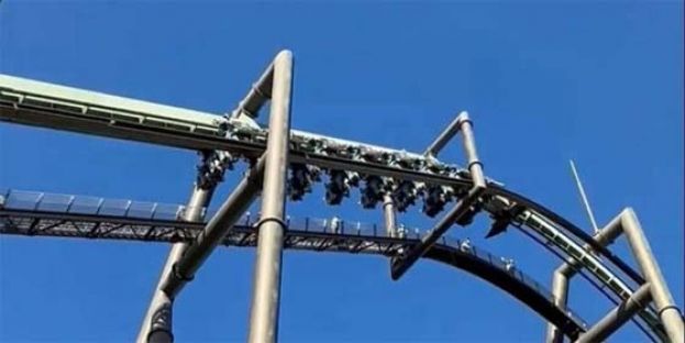 大阪环球影城过山车空中急停，乘客倒挂近一小时获救。