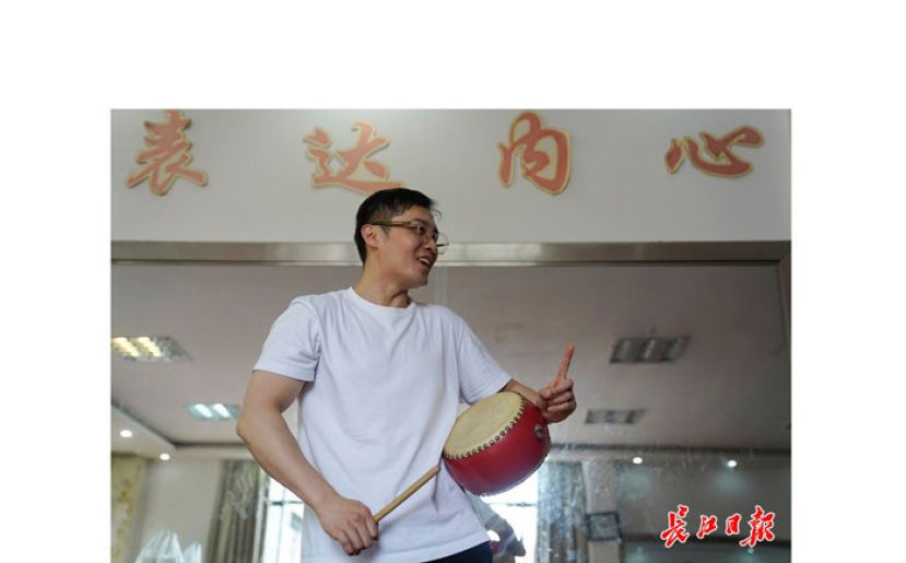 李桢老师在给孩子们上舞蹈课。