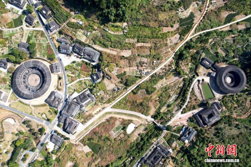 航拍福建省漳州市华安县仙都镇大地村土楼群。