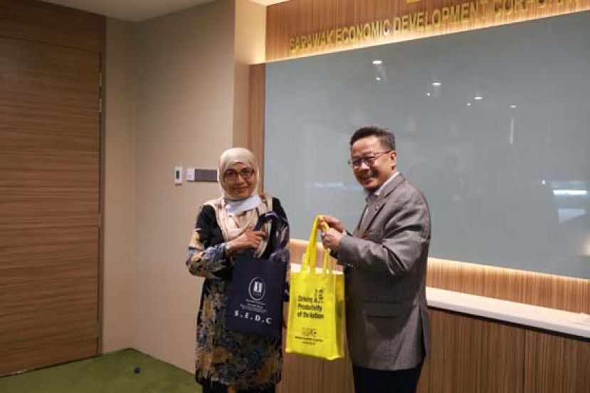 砂经济发展局总经理哈芝阿都哈迪（右）与大生产公司总经理莎丽玛（左）互相交换纪念品。