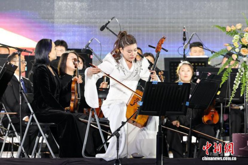 内蒙古呼和浩特，苏尔格在&ldquo;草原之夜&rdquo;交响音乐会上演奏。