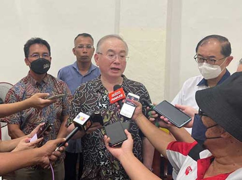 ● 交通部长魏家祥(中)向媒体发表谈话。