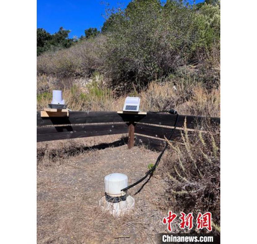 位于美国加州一处自然保护区的带水位检测设备的地下水井。