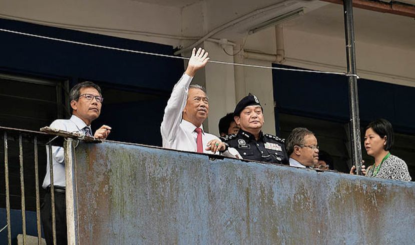 内政部长慕尤丁(左2)巡视砂拉越警察总部警员宿舍。其右为全国副总警长拿督马兹兰。