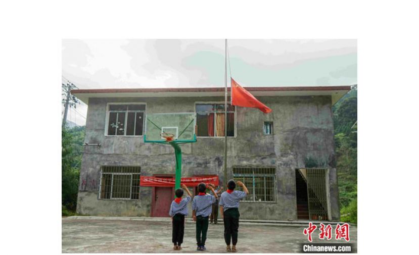周宏军和学生在升国旗。