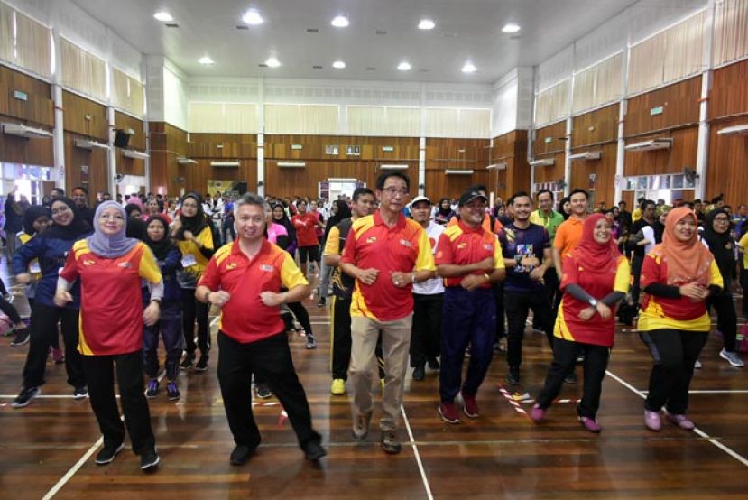 拿督阿都卡林韩沙在&ldquo;国家体育月&rdquo;上，与参与者进行健身操。