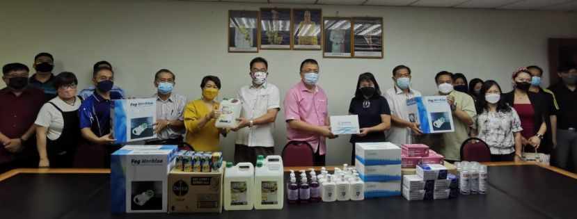 晋汉连省津贴华小董联会移交防疫用品给各校代表。秘书长贝文美(前排左5)署理会长田松茂(左7)，会长拿督蔡文铎(左8)和财政林亚德(左10)分别移交给大段中公校长贝保錩，峇哥中公校长杨鶖之，三小校长朱珍妹及一小副校长萧家宝。