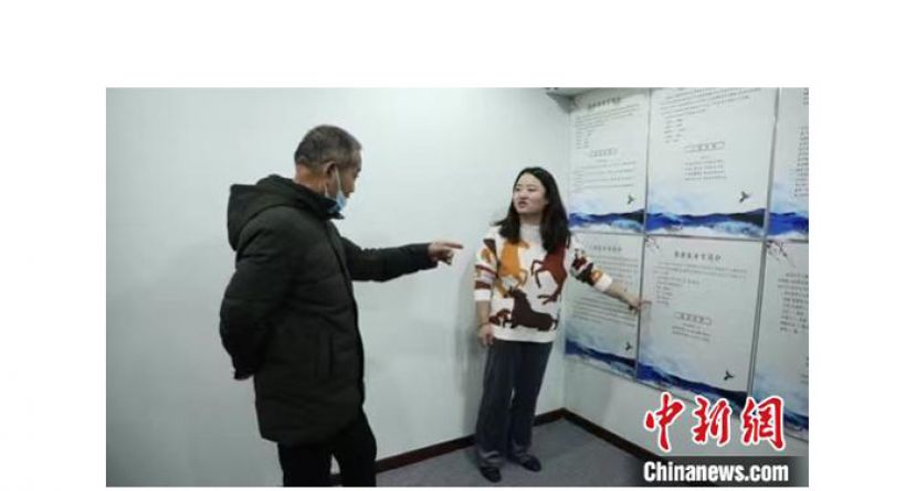 太原方言博物馆工作人员冯丽娜为参观者介绍太原方言。