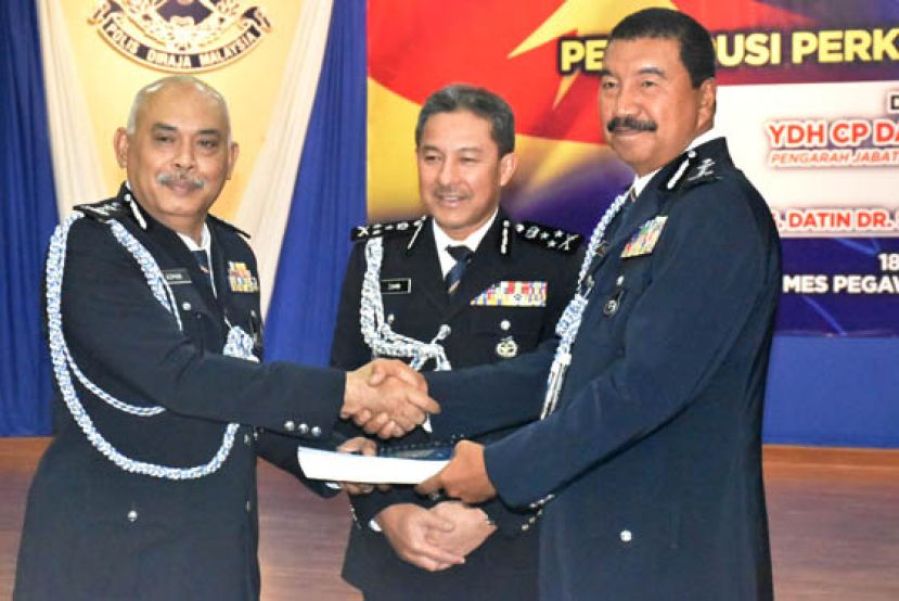 在武吉阿曼警察总部廉正与标准执行部总监拿督占里雅亚（中）见证下，拿督阿兹曼（左）将职权移交予新上任砂拉越警察总监拿督蓝利丁（右）。