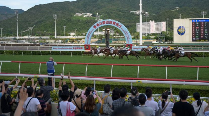 香港赛马季完结，总投注额高达823亿。