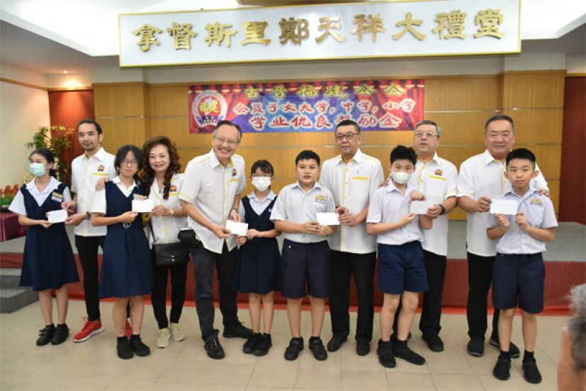 左一起为青年团团长黄惟玄、妇女组主任刘碧云、教育主任黄国维、会长拿督黄良杰、监察主席许庆喜、检察主席李志华颁发奖励金予获奖的同学。