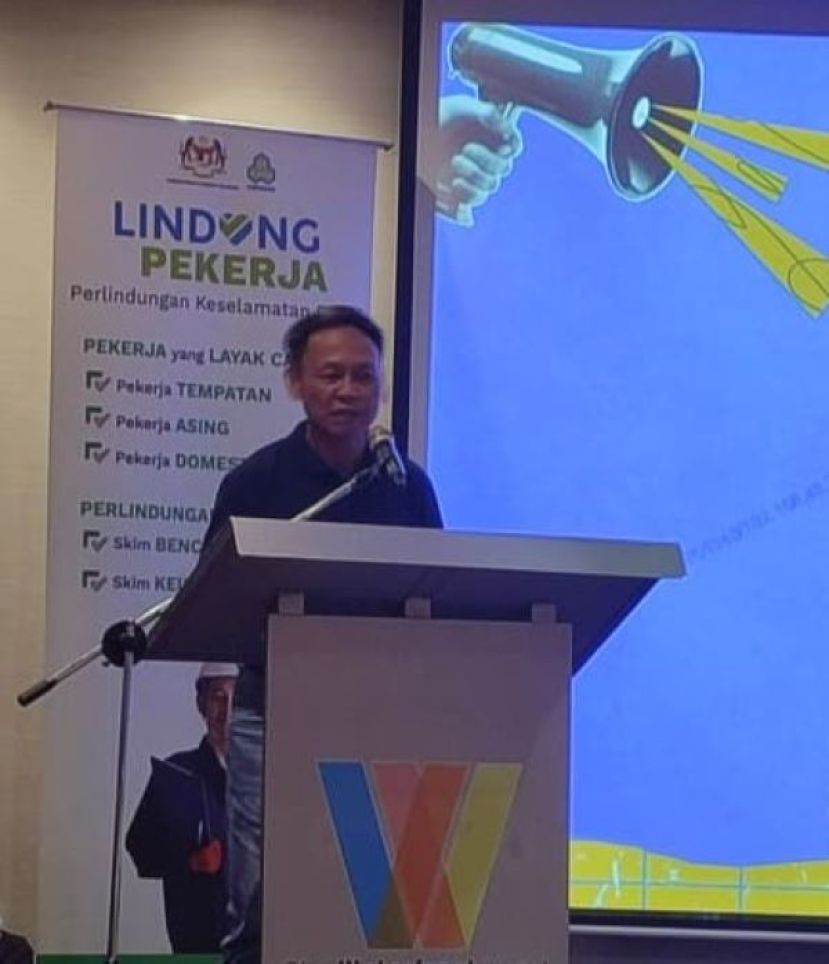 砂拉越社会保险机构局长陈邦正在致词时摄。