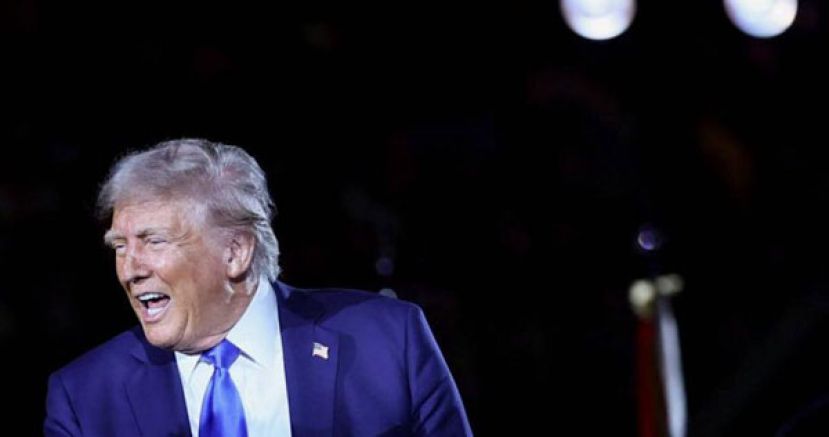 特朗普警告提供伊朗军武国家将面临50%关税，同时透露美伊谈判已有进展。