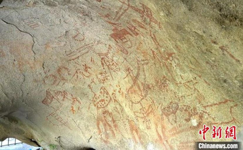 新疆哈巴河县多尕特洞穴彩绘岩画。