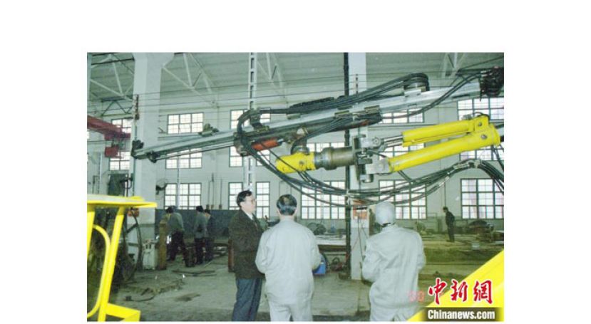 2000年2月,山河智能首台隧道凿岩机器人调试现场。