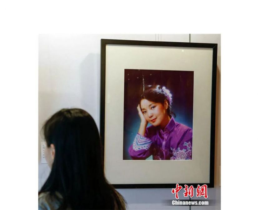 一位女士在北京华辰秋拍预展现场观看二十世纪八十年代拍摄的邓丽君肖像照。