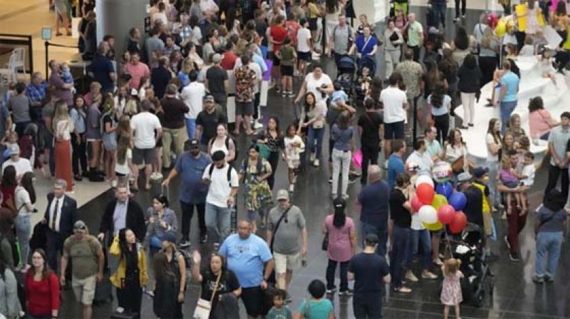 上周五美国盐湖城国际机场出现人潮。