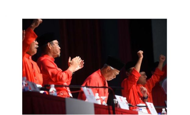 慕尤丁（右二）向大会鞠躬，感谢党员的信任。