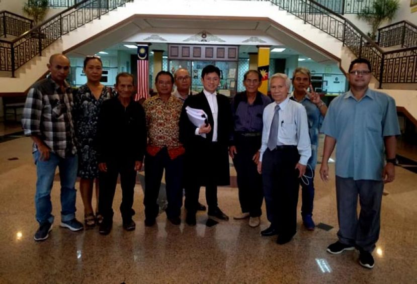 巴南习俗地地主和代表律师薛斯政（左五）在司法部大厅合影。