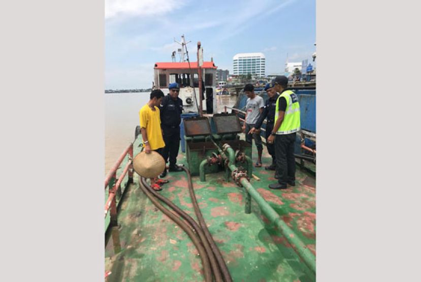 诗巫水警在船上展开调查，并扣留2名本地男子。