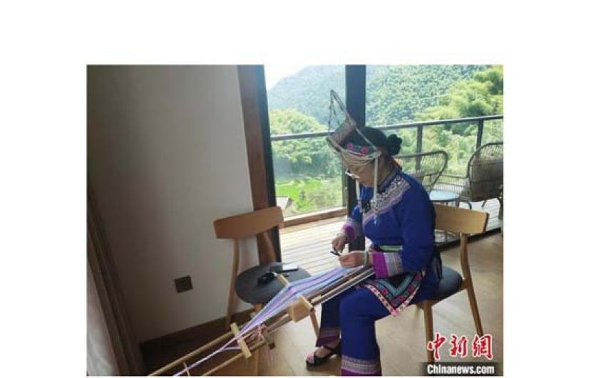 非遗传承人钟杏秀正在编织畲族彩带。