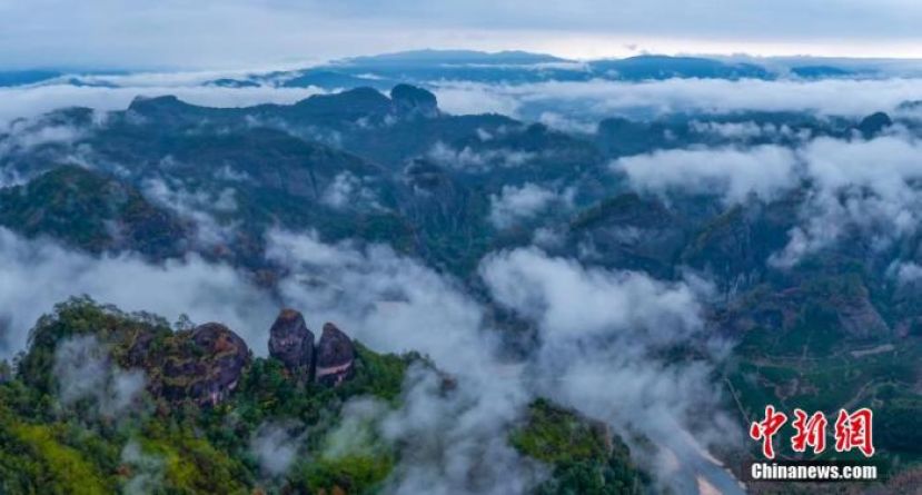 雨季的烟雾也掩不住武夷山青绿。