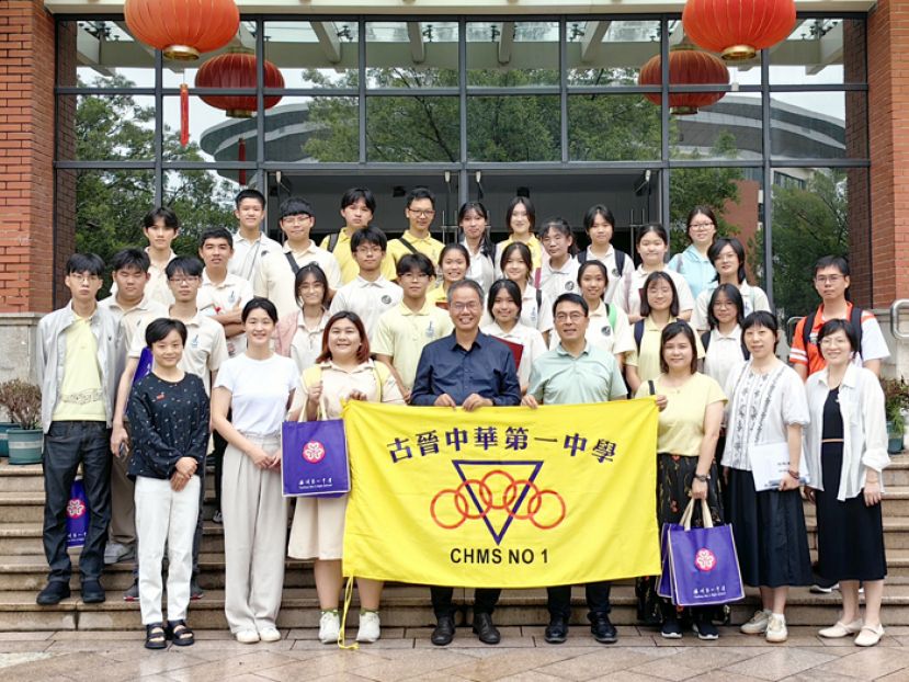 古晋一中华乐团前往中国福州一中，开展教育、艺术与文化交流。前排为福州一中 副校长邹永春（右四）及教师李宜聪（左一）、彭子烨（左二）、梁娟（右一）、许晓敏 （右二），热情迎接古晋一中华乐团的李志鹏校长（右四）、教师钟圣权（后排右一）、 教练黄红鸾（左三）、邓茵（右三），以及随行的学生乐手们。